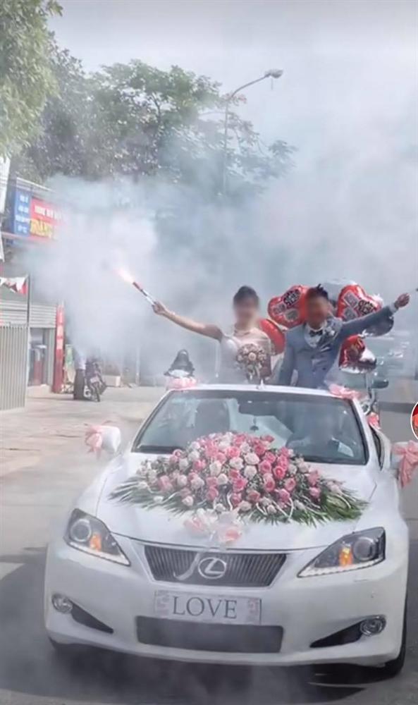 Vui thôi đừng vui quá: Muốn thể hiện độ ngầu” trên xe sang rước dâu, cô dâu chú rể nhận về chỉ trích vì hành động khác người-1