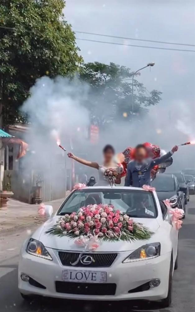 Vui thôi đừng vui quá: Muốn thể hiện độ ngầu” trên xe sang rước dâu, cô dâu chú rể nhận về chỉ trích vì hành động khác người-2