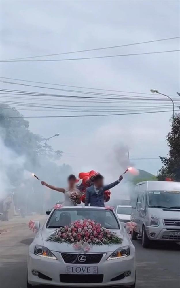 Vui thôi đừng vui quá: Muốn thể hiện độ ngầu” trên xe sang rước dâu, cô dâu chú rể nhận về chỉ trích vì hành động khác người-3