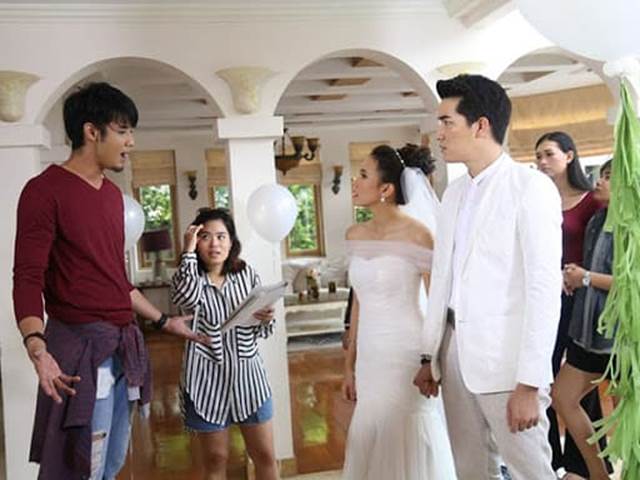 Đám cưới vừa bắt đầu thì bất ngờ một người đàn ông bước đến đưa cho tôi bộ hồ sơ cũ kỹ, sự thật phía sau khiến tôi sốc nặng-1