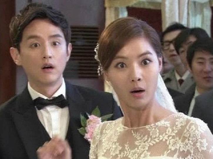 Đám cưới vừa bắt đầu thì bất ngờ một người đàn ông bước đến đưa cho tôi bộ hồ sơ cũ kỹ, sự thật phía sau khiến tôi sốc nặng-2