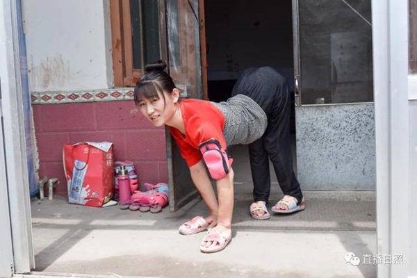 Cô dâu đi bằng 4 chi, lấy chồng hơn 22 tuổi bất chấp cả làng phản đối giờ ra sao?-1