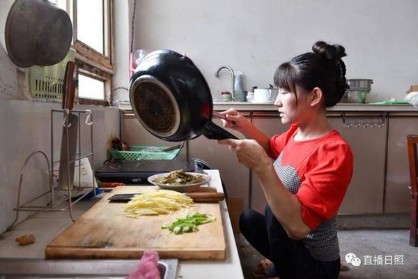 Cô dâu đi bằng 4 chi, lấy chồng hơn 22 tuổi bất chấp cả làng phản đối giờ ra sao?-2