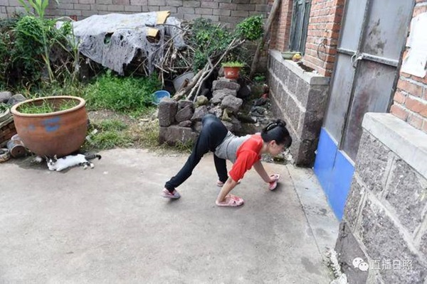 Cô dâu đi bằng 4 chi, lấy chồng hơn 22 tuổi bất chấp cả làng phản đối giờ ra sao?-4