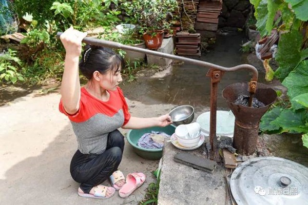 Cô dâu đi bằng 4 chi, lấy chồng hơn 22 tuổi bất chấp cả làng phản đối giờ ra sao?-6