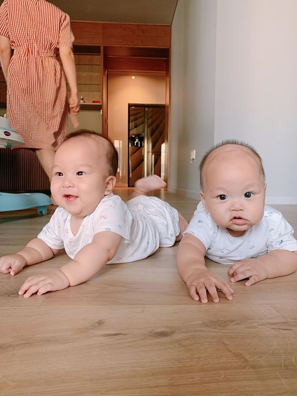 Cặp song sinh nhà MC Thành Trung 8 tháng bụ bẫm như 2 tuổi, mẹ bỉm sữa thi nhau vào xin bí quyết nuôi dưỡng-8
