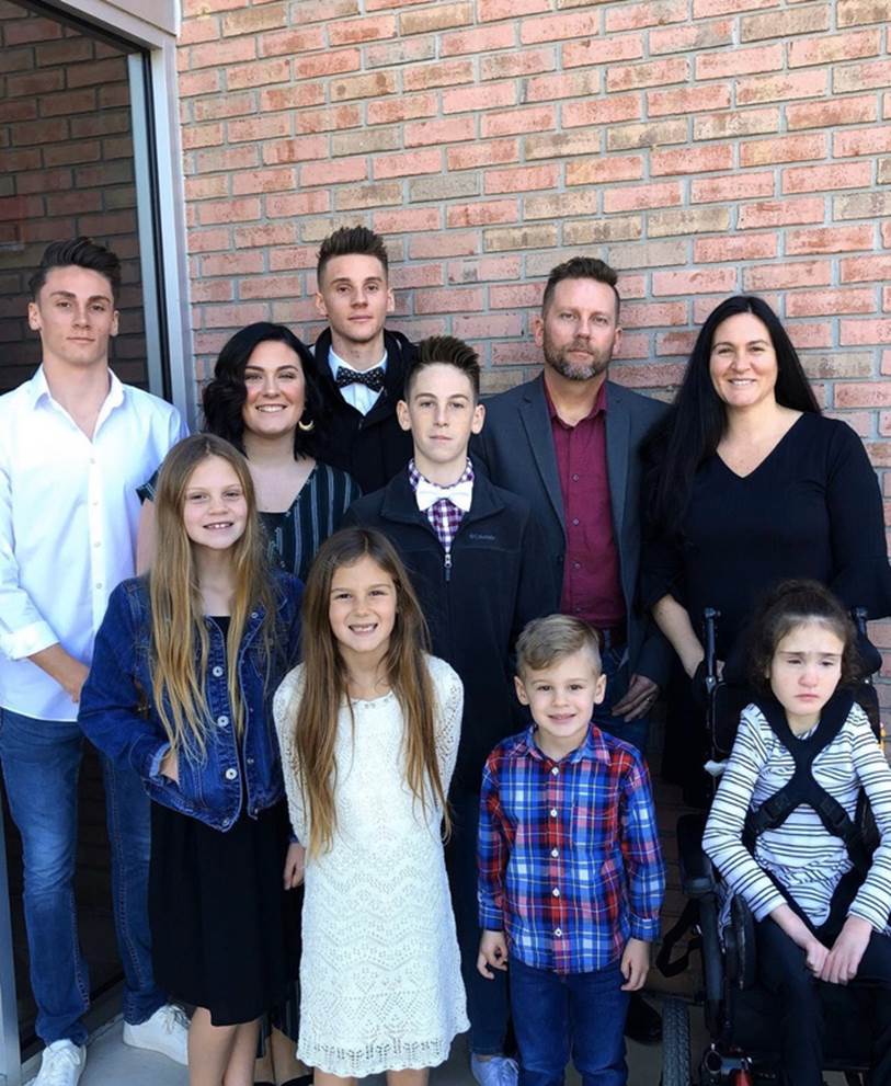 Gia đình 10 người thực hiện điệu nhảy gây bão trên TikTok nhưng khiến dân mạng phẫn nộ tột cùng khi xem đến cuối video-1