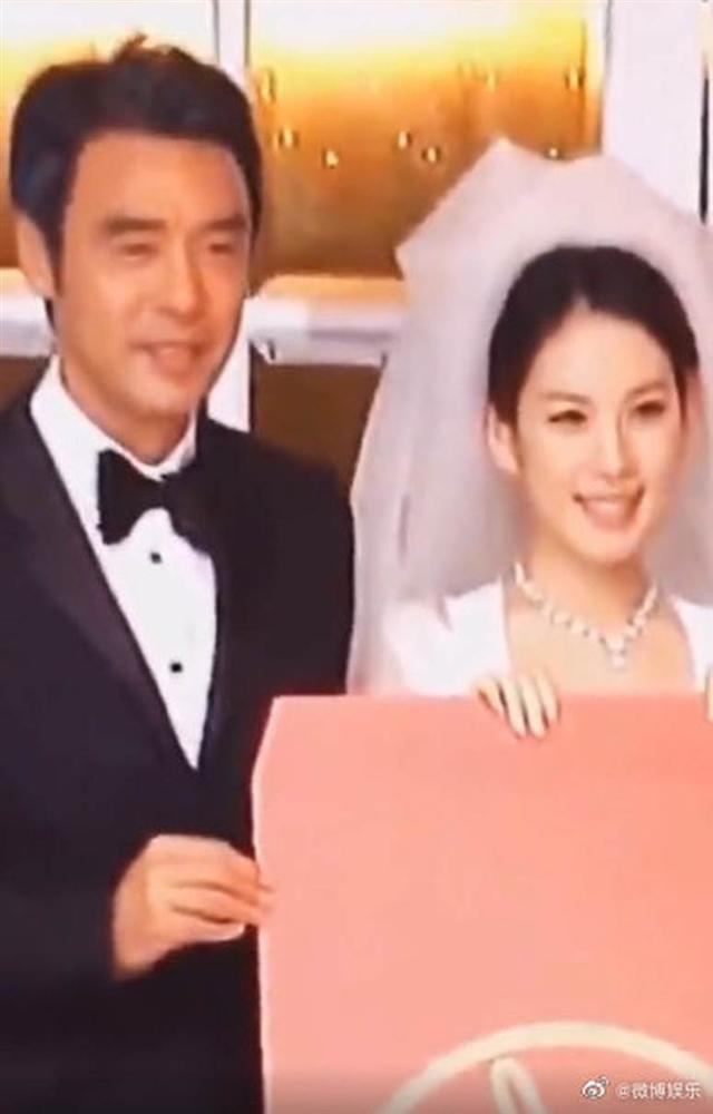 Tài tử Thần Điêu Đại Hiệp khóc như mưa trong đám cưới con gái, ánh mắt hình viên đạn dành cho con rể gây bão Weibo-1