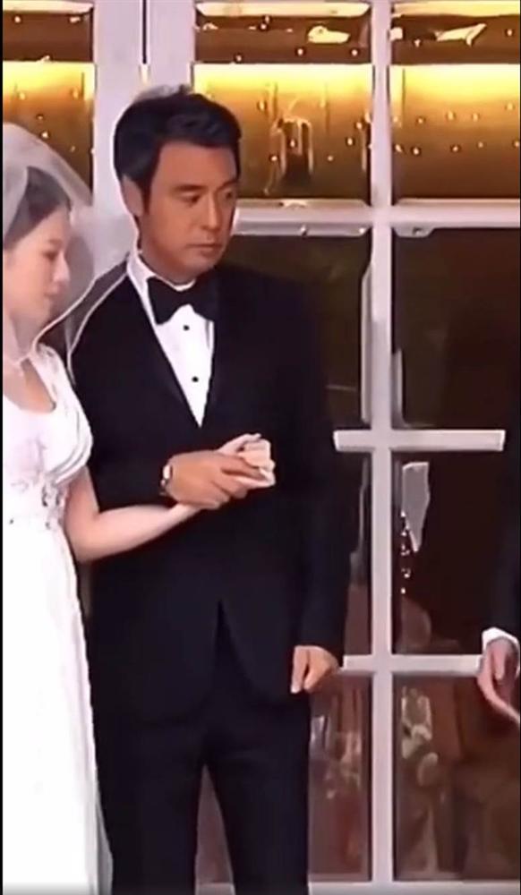 Tài tử Thần Điêu Đại Hiệp khóc như mưa trong đám cưới con gái, ánh mắt hình viên đạn dành cho con rể gây bão Weibo-2