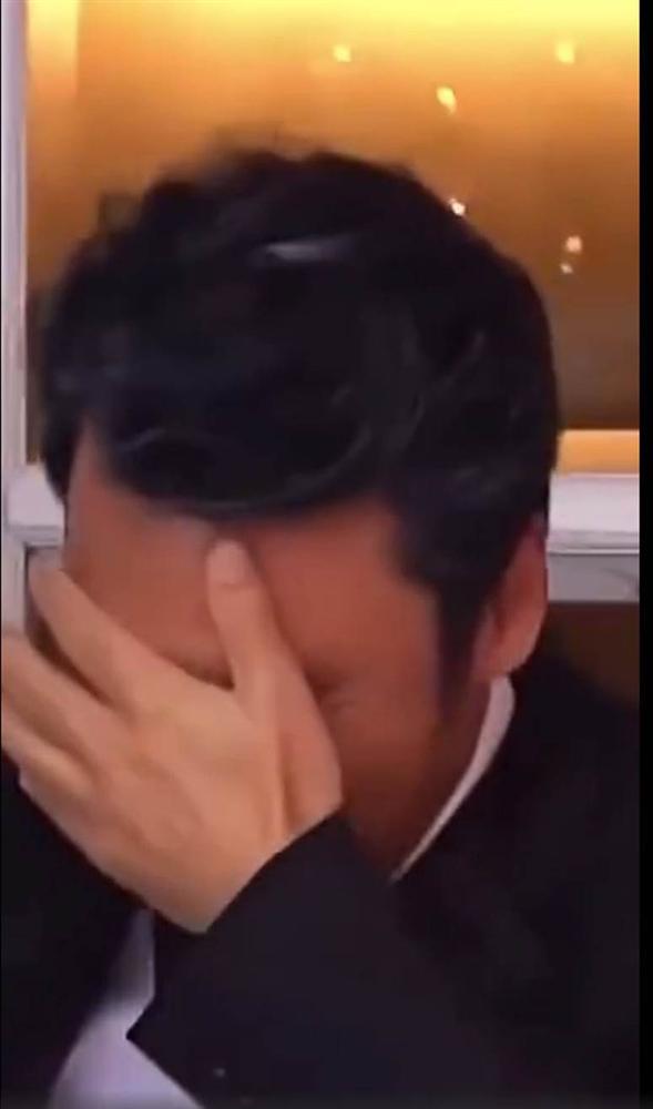 Tài tử Thần Điêu Đại Hiệp khóc như mưa trong đám cưới con gái, ánh mắt hình viên đạn dành cho con rể gây bão Weibo-3
