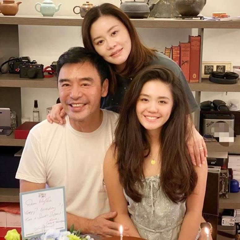 Tài tử Thần Điêu Đại Hiệp khóc như mưa trong đám cưới con gái, ánh mắt hình viên đạn dành cho con rể gây bão Weibo-5