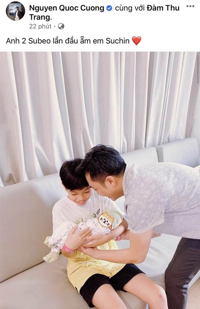 Cường Đô La khoe khoảnh khắc Subeo ẵm em gái vừa chào đời, biểu cảm của quý tử khiến dân tình lụi tim-1