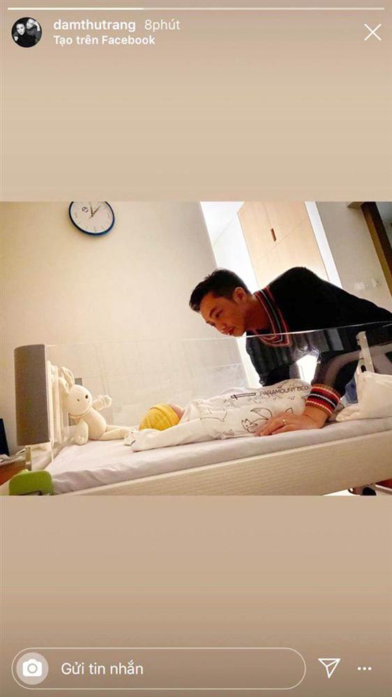 Cường Đô La khoe khoảnh khắc Subeo ẵm em gái vừa chào đời, biểu cảm của quý tử khiến dân tình lụi tim-3