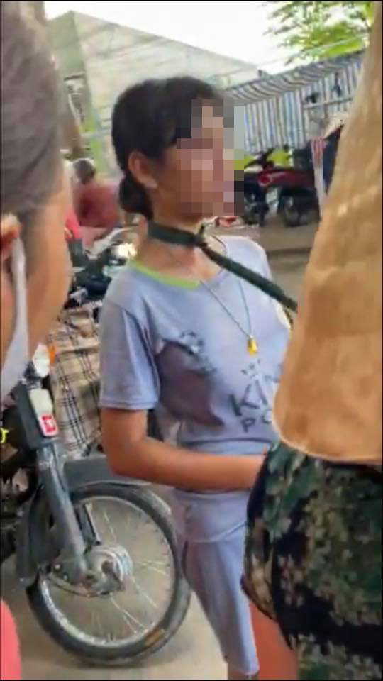 Cha cột dây vào cổ hai con, dùng xe ba gác kéo quanh chợ để… dạy dỗ-1