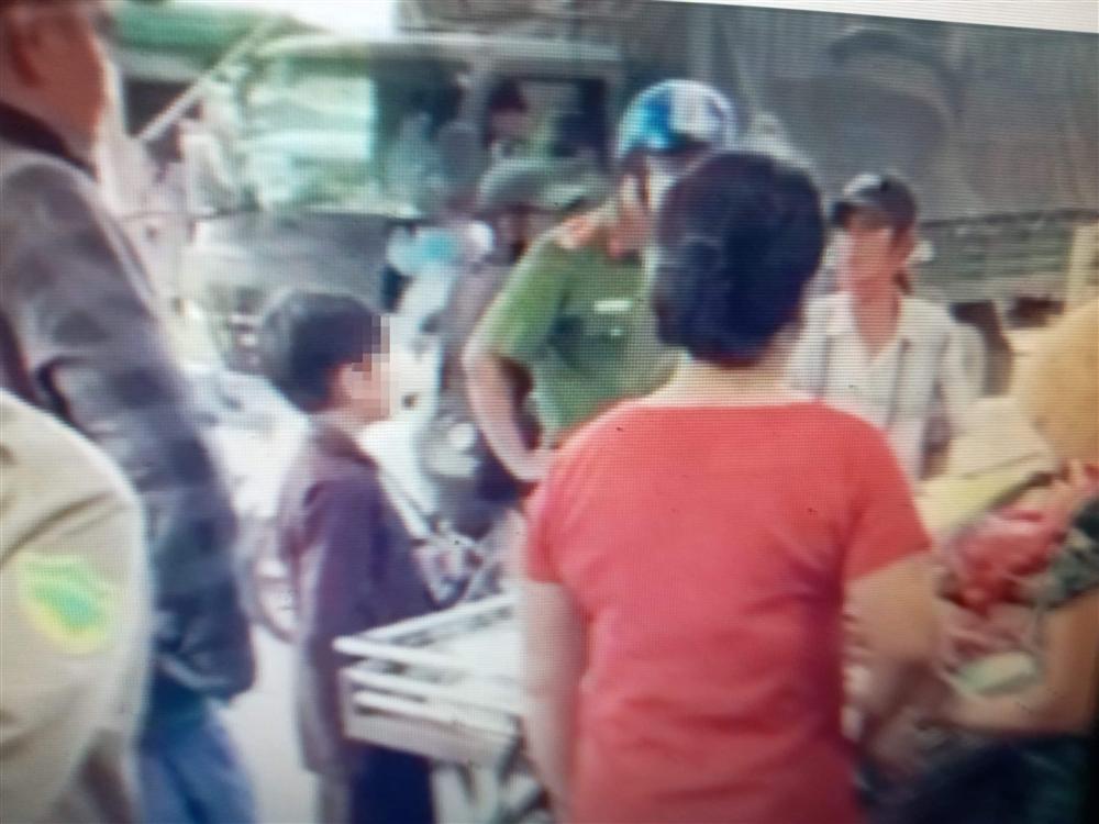 Cha cột dây vào cổ hai con, dùng xe ba gác kéo quanh chợ để… dạy dỗ-2