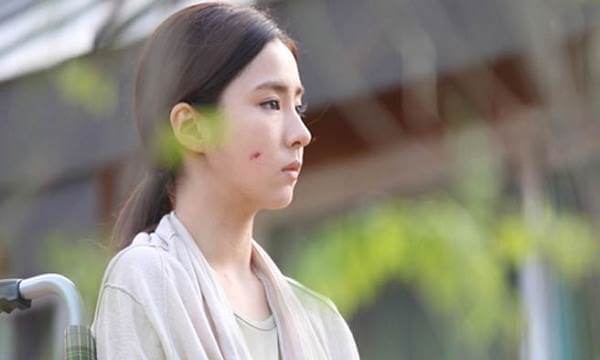 Chồng thường xuyên báo về muộn vì còn đi nhậu với anh em, vợ chết lặng khi nhận được món quà người lạ tặng trước cửa-1