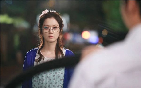 Chồng thường xuyên báo về muộn vì còn đi nhậu với anh em, vợ chết lặng khi nhận được món quà người lạ tặng trước cửa-2