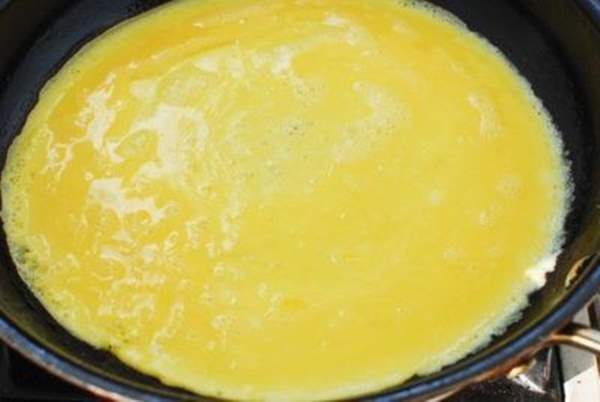 Vẫn là trứng rán rẻ tiền, chỉ cần thêm nguyên liệu này trông sang hơn hẳn-3