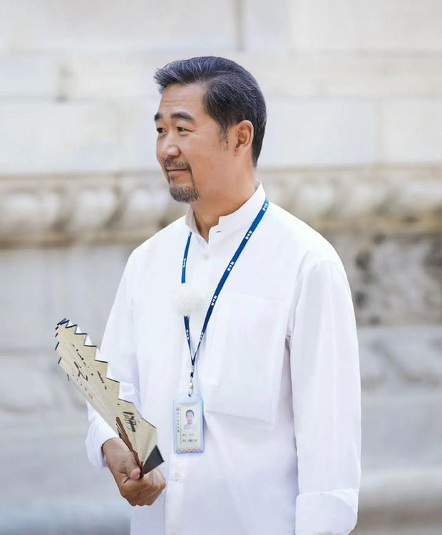 Xót xa hình ảnh Càn Long Trương Quốc Lập tiều tụy, phải có người dìu đỡ, vất vả đi làm 18 giờ/ ngày ở tuổi 65-6