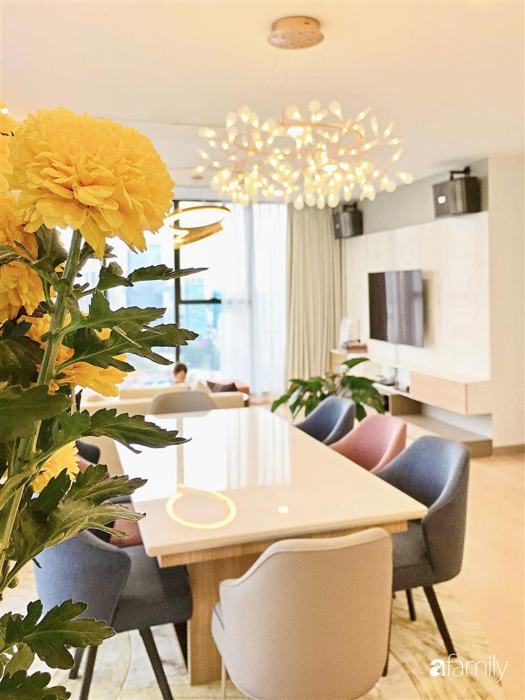 Căn hộ với view triệu đô ở Sài Gòn nhìn thẳng ra bến Bạch Đằng đẹp sang chảnh nhờ cách chơi màu sống động-8