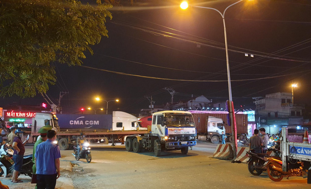 Người mẹ bán vé số khóc nghẹn khi con trai 2 tuổi bị xe container cuốn vào gầm-3