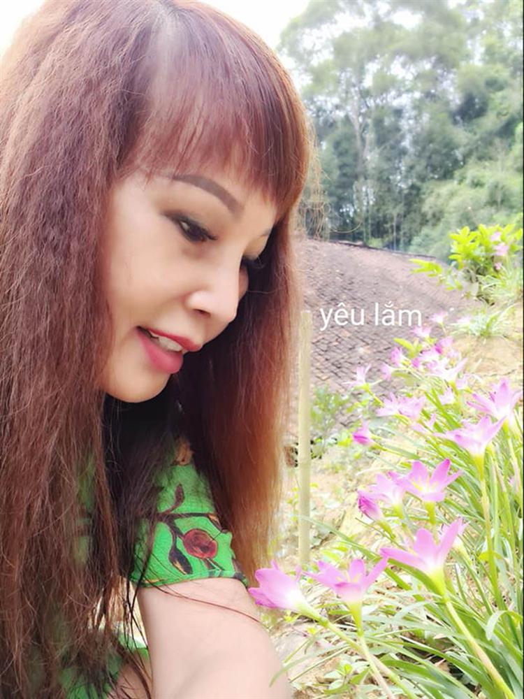 Chụp ảnh cùng người thân, cô dâu Cao Bằng khiến ai nấy bất ngờ vì đã gần như lấy lại vẻ tự nhiên nhưng khuôn mặt vẫn bị chê ở điểm này-3