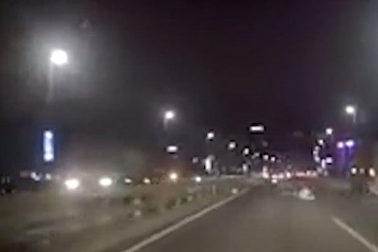 Xe bán tải làm rơi đồ vật xuống đường suýt văng trúng xe sau