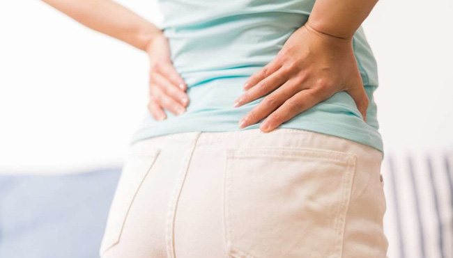 Đau lưng dưới có khả năng là triệu chứng cảnh báo các vấn đề về thần kinh, nhiễm trùng, ung thư-1