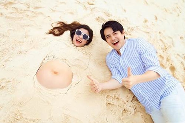 Đông Nhi khoe cận cảnh vóc dáng bầu 7 tháng nhưng mọi chú ý lại đổ dồn vào vị trí bàn tay của Ông Cao Thắng-2