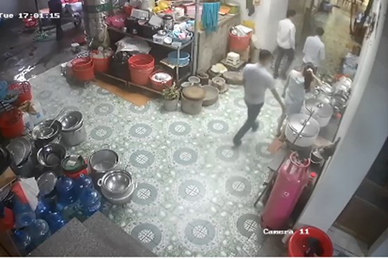 Clip: Khoảnh khắc thanh niên sàm sỡ cô gái lạ bị người đàn ông lao ra đánh liên tục vào mặt