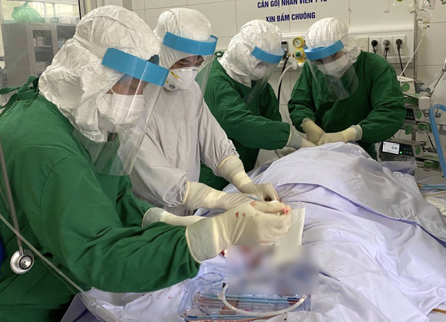 Bệnh nhân COVID-19 đầu tiên tại Bệnh viện Phổi Đà Nẵng vừa được chạy ECMO có tình trạng nặng thế nào?-1