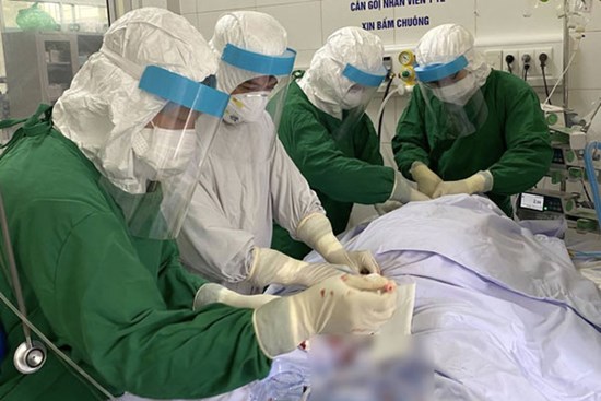 Bệnh nhân COVID-19 đầu tiên tại Bệnh viện Phổi Đà Nẵng vừa được chạy ECMO có tình trạng nặng thế nào?