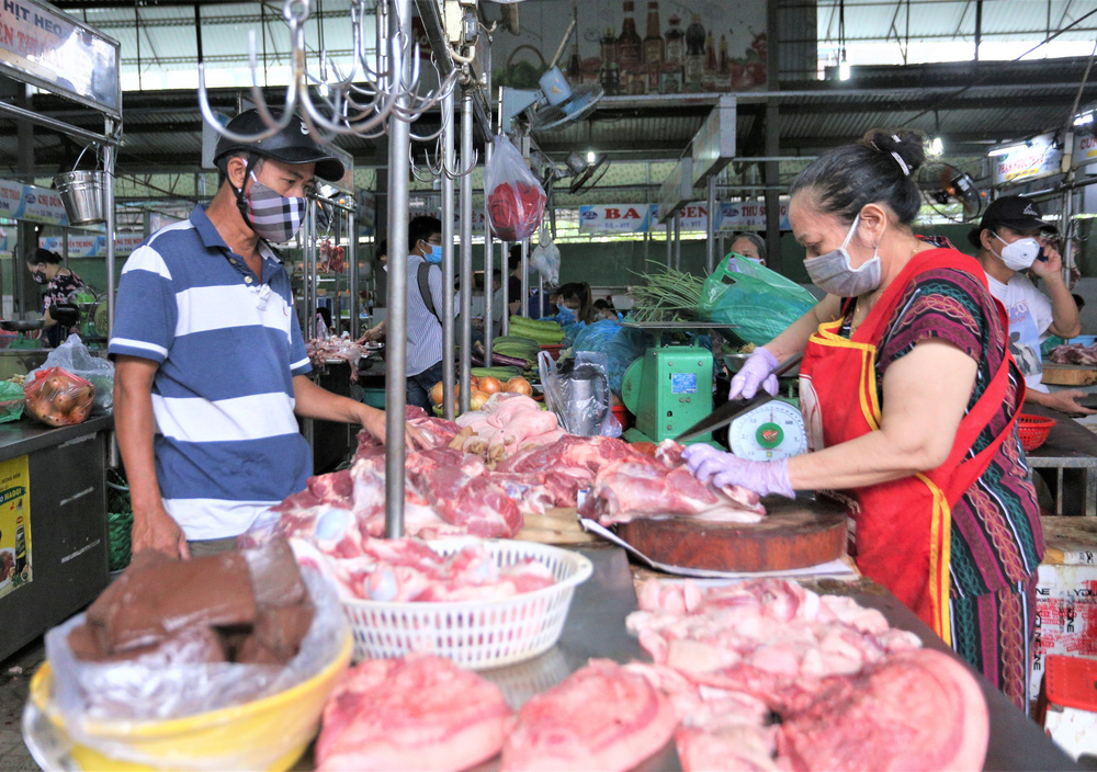 Ảnh: Ngày đầu người dân Đà Nẵng thực hiện đi chợ bằng phiếu ngày chẵn lẻ-19