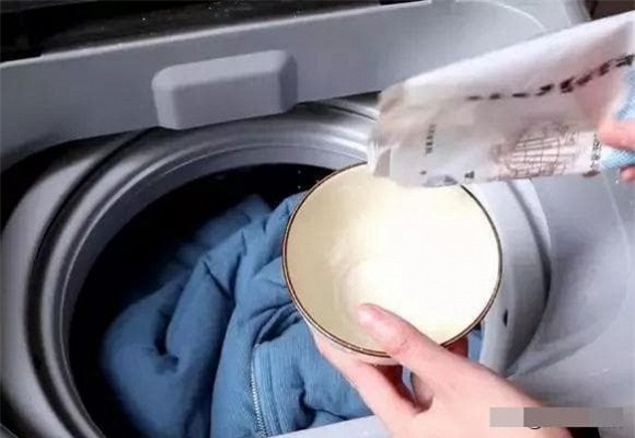 Đổ 1 bát nước này vào quần áo, đảm bảo màu ố vàng đến mấy cũng sạch như mới-1