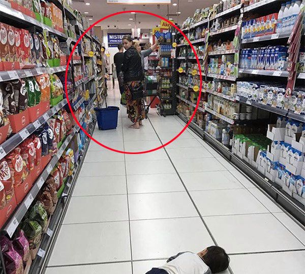 Con trai Thu Minh nằm ăn vạ giữa siêu thị, người nước ngoài cũng phải có thái độ-3