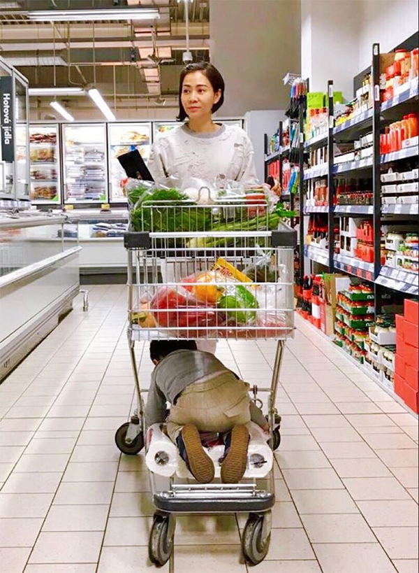 Con trai Thu Minh nằm ăn vạ giữa siêu thị, người nước ngoài cũng phải có thái độ-4