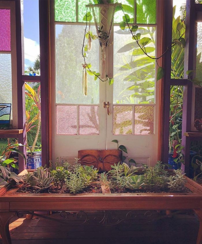 Bàn phủ đầy hoa lá rực rỡ trang điểm cho phòng khách thêm sinh động-2