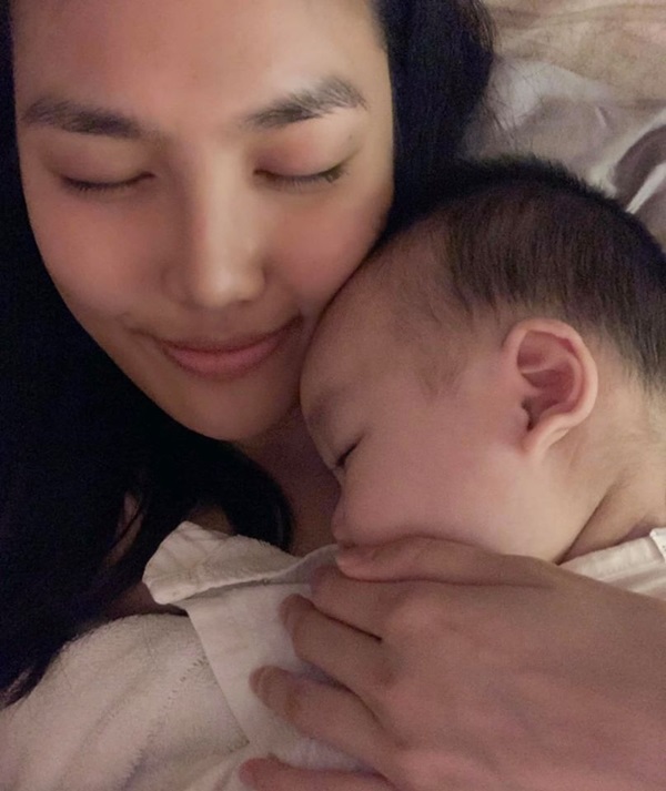 Lan Khuê tỏ nỗi lòng khi quý tử sắp tròn 1 tuổi nhưng gương mặt mộc của mẹ và vẻ ngoài của con trai mới đáng chú ý-1