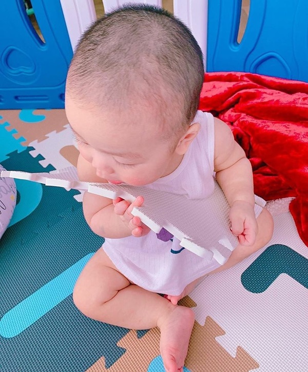 Lan Khuê tỏ nỗi lòng khi quý tử sắp tròn 1 tuổi nhưng gương mặt mộc của mẹ và vẻ ngoài của con trai mới đáng chú ý-2