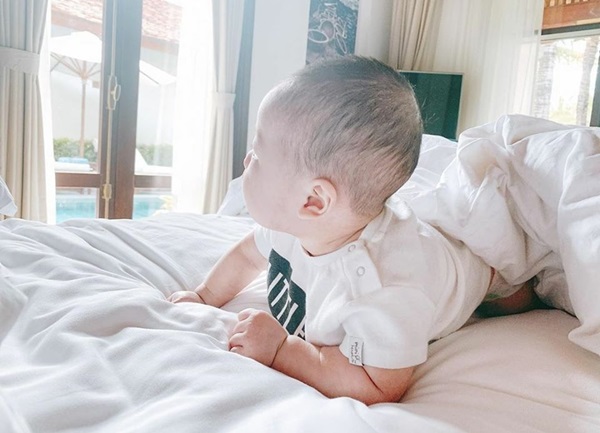 Lan Khuê tỏ nỗi lòng khi quý tử sắp tròn 1 tuổi nhưng gương mặt mộc của mẹ và vẻ ngoài của con trai mới đáng chú ý-3