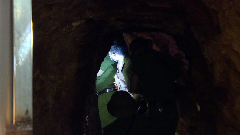 Bên trong căn hầm chứa hàng chục tấn vàng giả của nhà ngoại cảm lừa đảo chiếm đoạt tiền tỷ-6