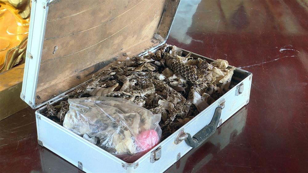 Bên trong căn hầm chứa hàng chục tấn vàng giả của nhà ngoại cảm lừa đảo chiếm đoạt tiền tỷ-8