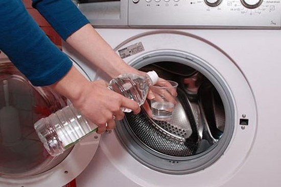 Đổ 1 bát nước này vào quần áo, đảm bảo màu ố vàng đến mấy cũng sạch như mới