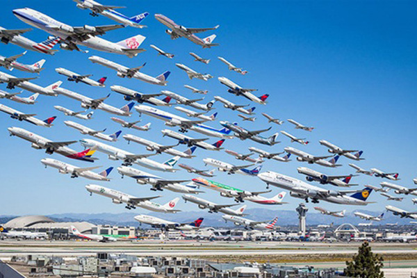 Bức hình một cậu bé 14 tuổi rơi ra khỏi máy bay gây ám ảnh người xem và câu chuyện phía sau khiến ai cũng giật mình-3