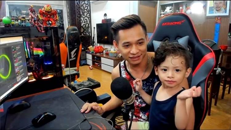 Độ Mixi - 1 trong top 4 streamer giàu nức tiếng lại gây bão với ảnh trông con khi đang live, thế mới nói: Chia tay vì bận lo sự nghiệp chỉ là lý do!-5