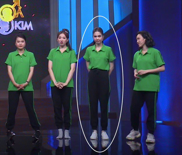 Ngọc Trinh chơi chiêu hack dáng, khiến Hari Won đứng ngay cạnh cũng phải chịu thua khi diện chung set đồ trên sóng truyền hình-5