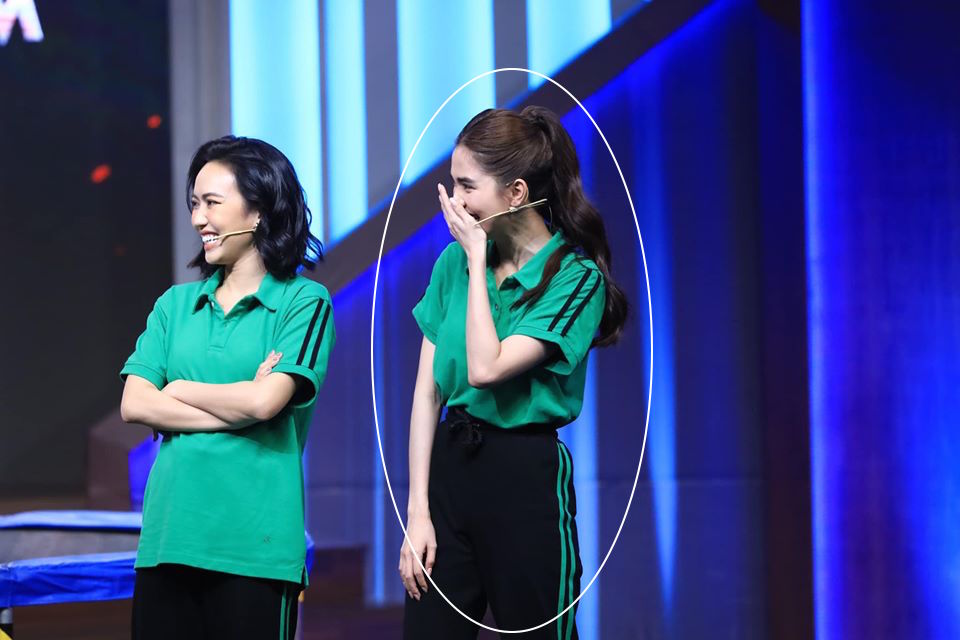 Ngọc Trinh chơi chiêu hack dáng, khiến Hari Won đứng ngay cạnh cũng phải chịu thua khi diện chung set đồ trên sóng truyền hình-7
