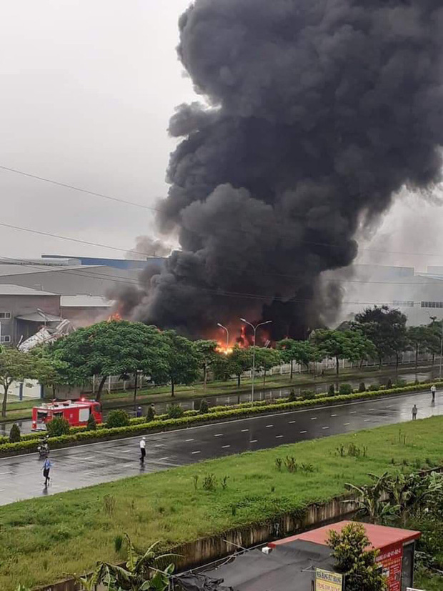 Đang cháy lớn tại khu Công nghiệp Yên Phong, Bắc Ninh-2