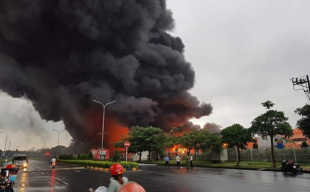 Đang cháy lớn tại khu Công nghiệp Yên Phong, Bắc Ninh-1