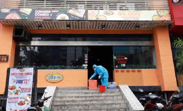 Nhân viên quán pizza ở Hà Nội là bệnh nhân 812 đang thở máy, diễn biến nặng-1
